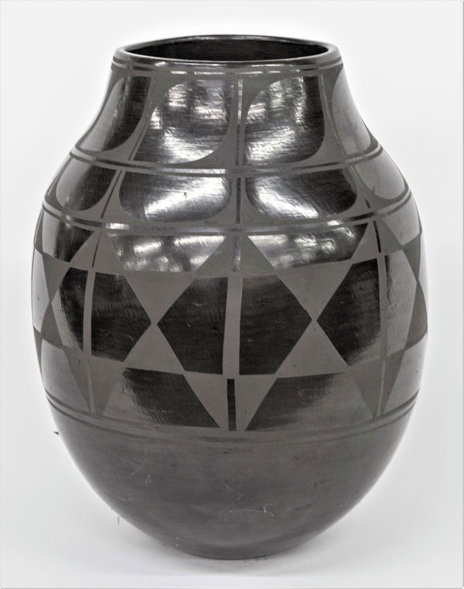 Kewa Pueblo Vidal Angulairo Pottery Jar (1 of 9)