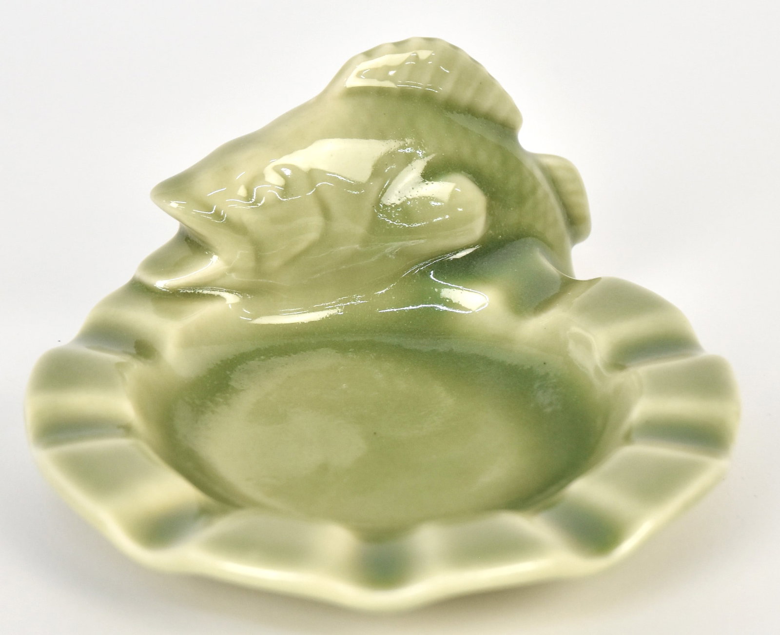 1945 Rookwood Pottery Tray With Fish: High Green glaze designed by Shirayamadani. 6" x 2 1/2". Good cond.