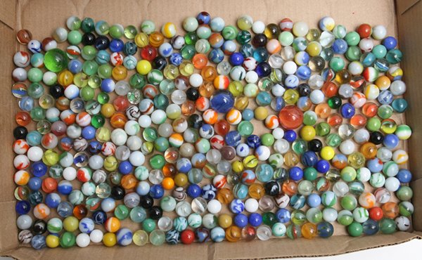 HUGE LOT EARLY MACHINE MADE ESTATE MARBLES NOT SORTED: Large variety of types and makers, most circa 0.7”, (1.5cm).