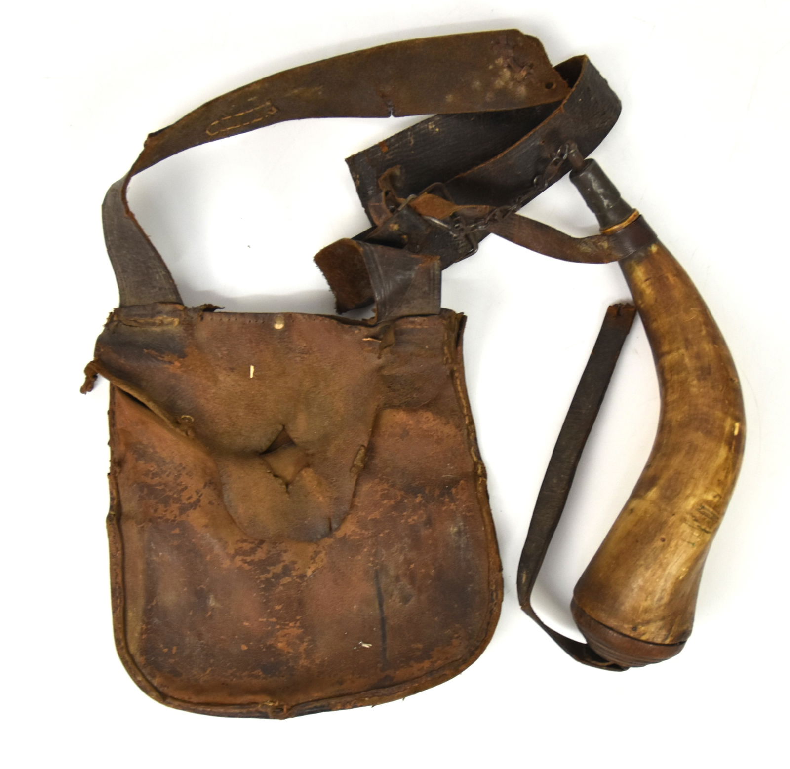 Beaver Tail Hunters Pouch & Horn: Circa 1790-1820 in brown cow hide with folding front flap with diamond cut-out, interior with two compartments, long shoulder strap with horn attached with smith wrought steel ornamental chain, and po