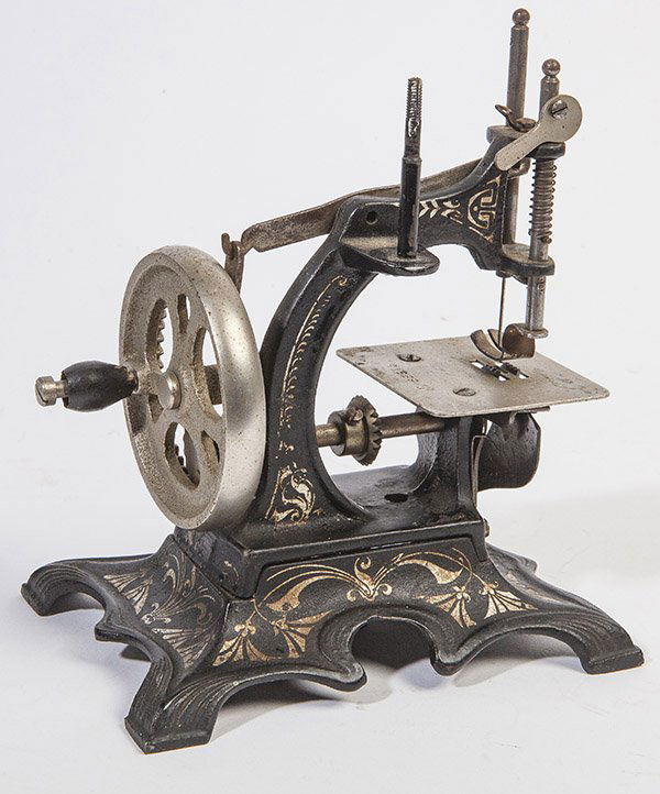 EARLY CHILDS SEWING MACHINE (1 of 10)