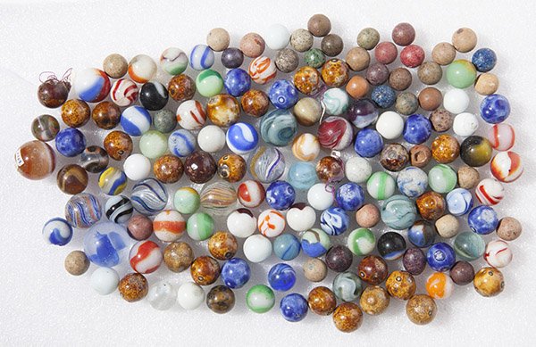 LOT OF MACHINE & HANDMADE MARBLES: Includes swirls, benningtons, machine made, etc.