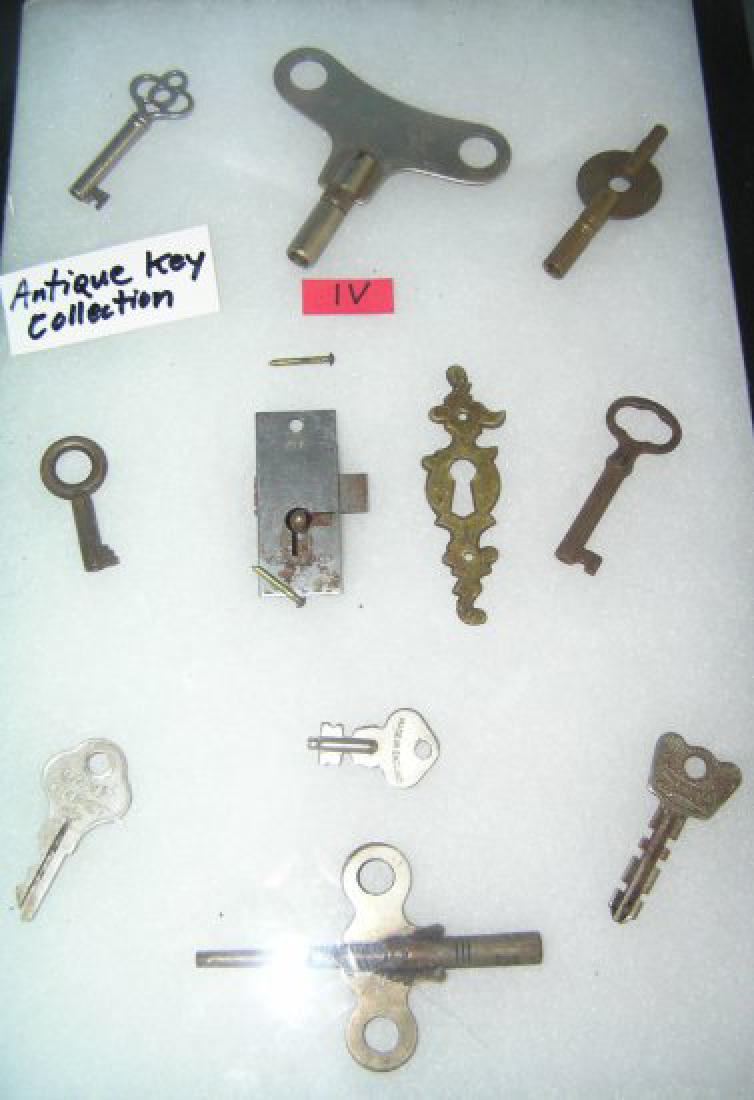 Collection of antique keys and cabinet lock: Collection of antique keys and cabinet lock est. value $30.00-$35.00