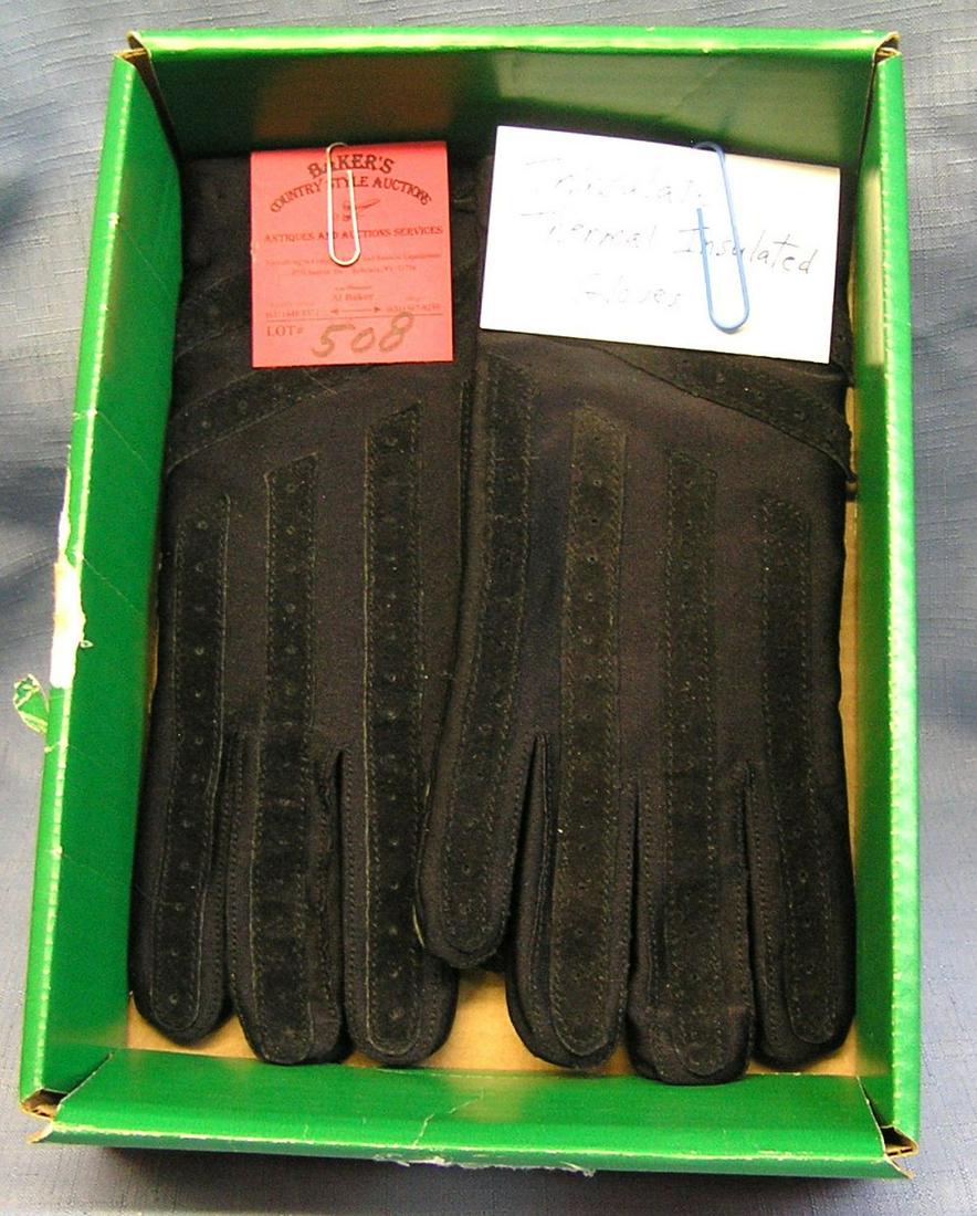 Pair of quality thinsulate insulated gloves: Pair of quality thinsulate insulated gloves est. value $15.00-$20.00
