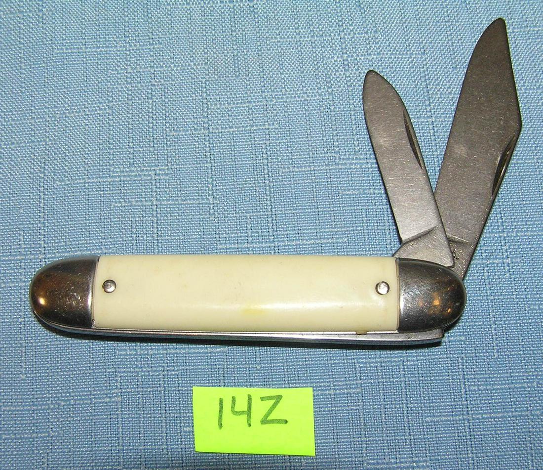 Vintage pearl style handled pocket knife: Vintage pearl style handled pocket knife USA mint old dealer store stock est. value $25.00-$30.00