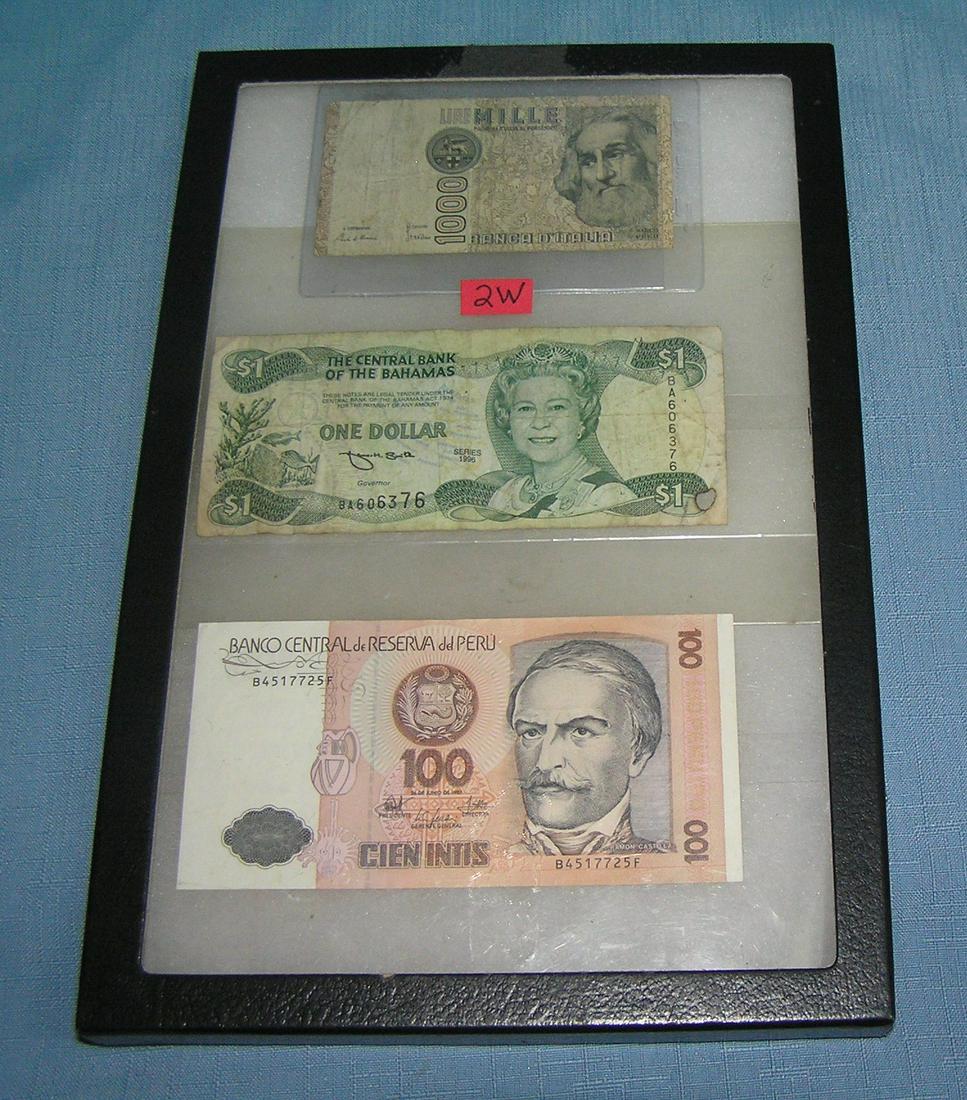 Group of vintage world currency: Group of vintage world currency est. value $30.00-$35.00
