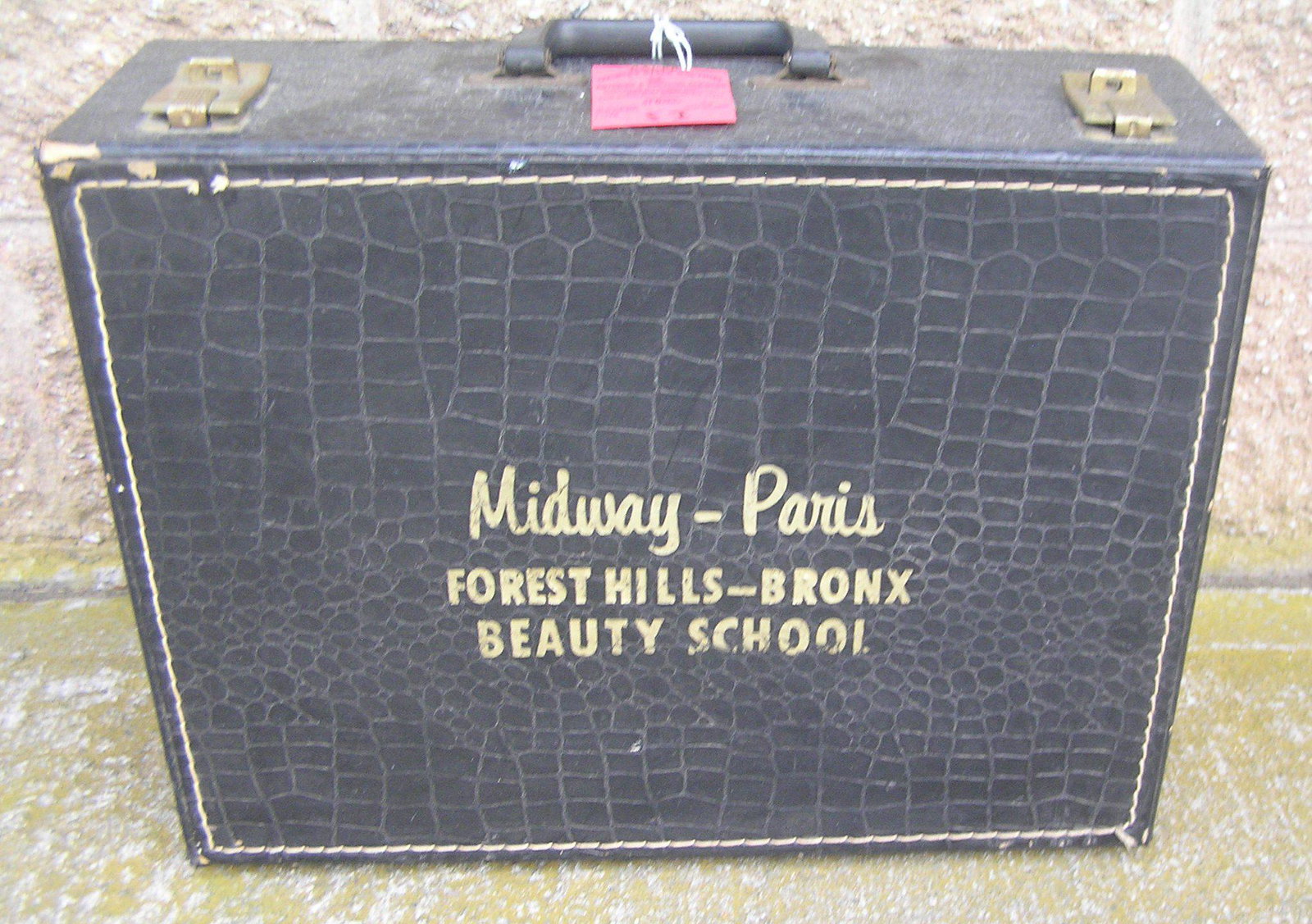 Professional quality beauty school travelling case: Professional quality beauty school travelling make up and beauty supply case, moving and storage co. seized merchandise est. value $50.00-$60.00