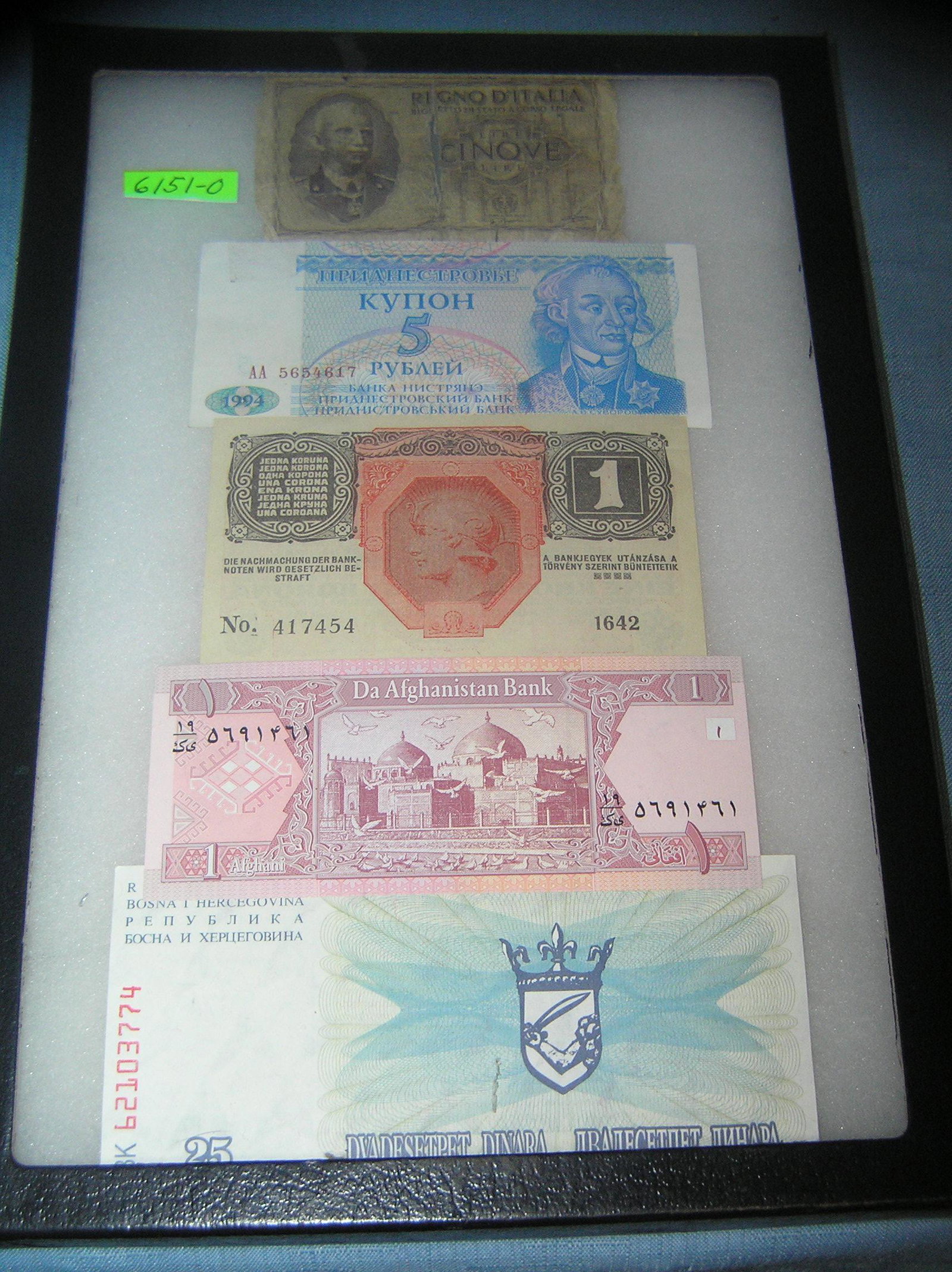 Group of vintage world currency: Group of vintage world currency est. value $30.00-$40.00