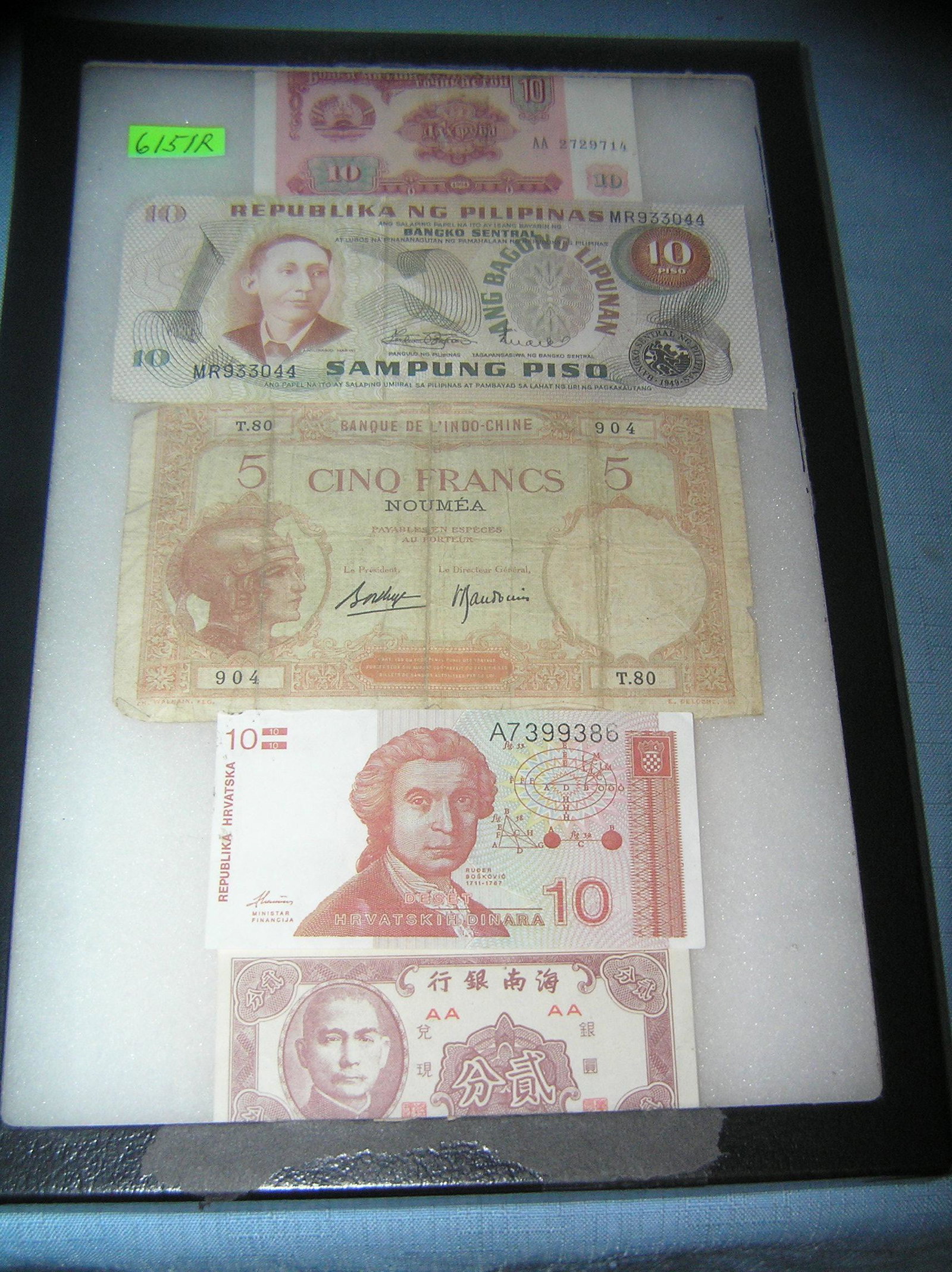Group of vintage world currency: Group of vintage world currency est. value $30.00-$40.00