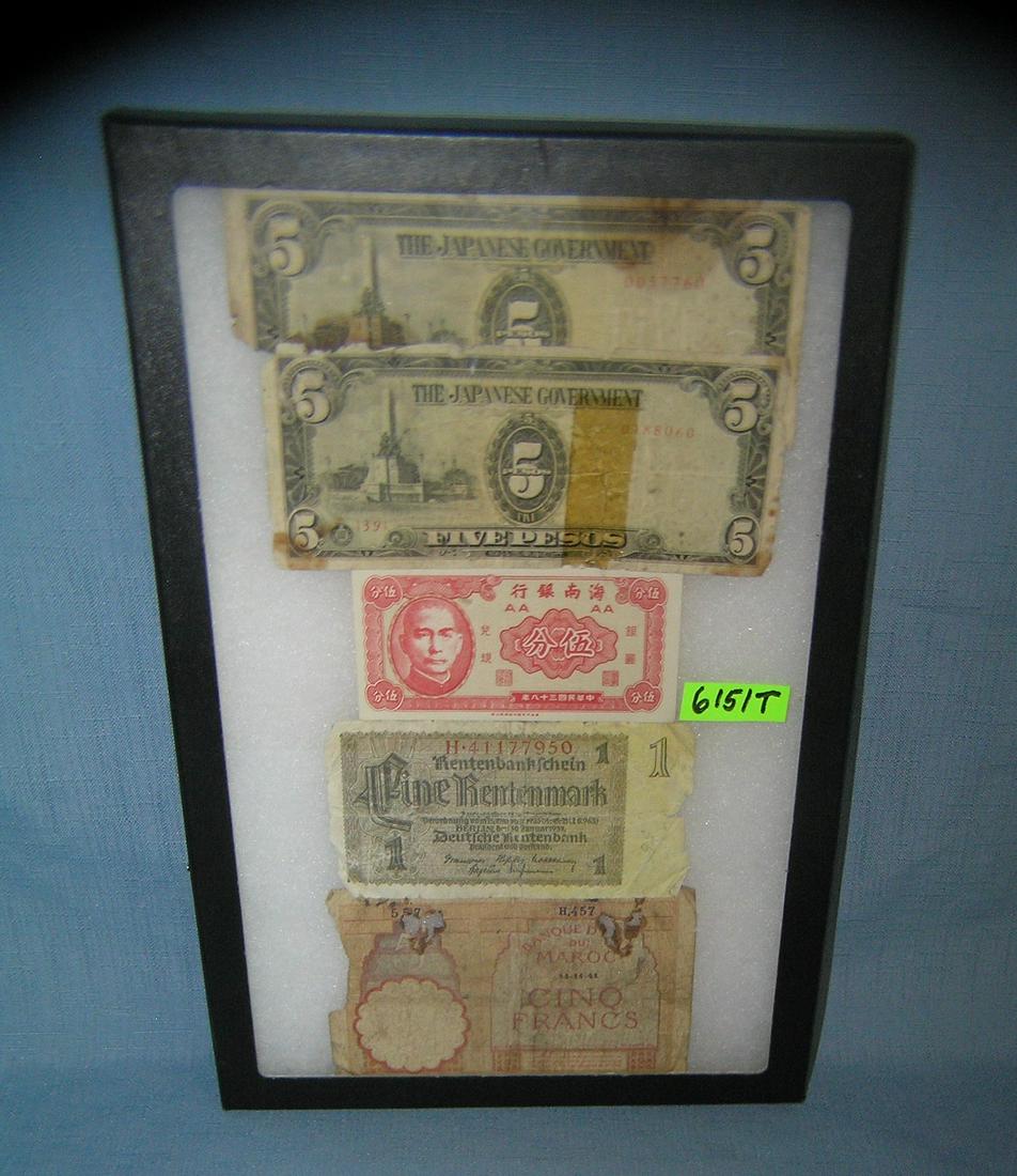 Group of vintage world currency: Group of vintage world currency est. value $30.00-$40.00