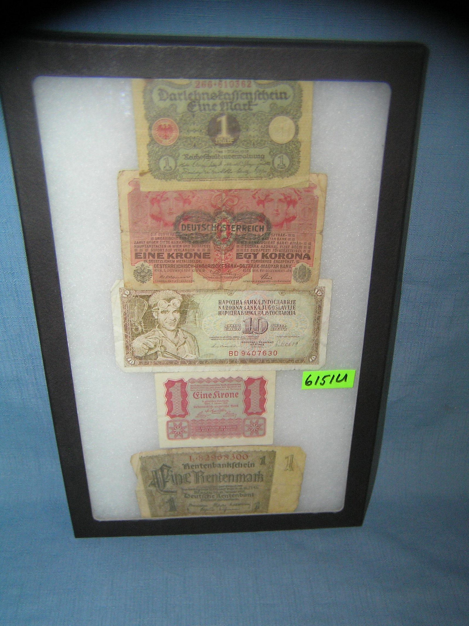 Group of vintage world currency: Group of vintage world currency est. value $30.00-$40.00