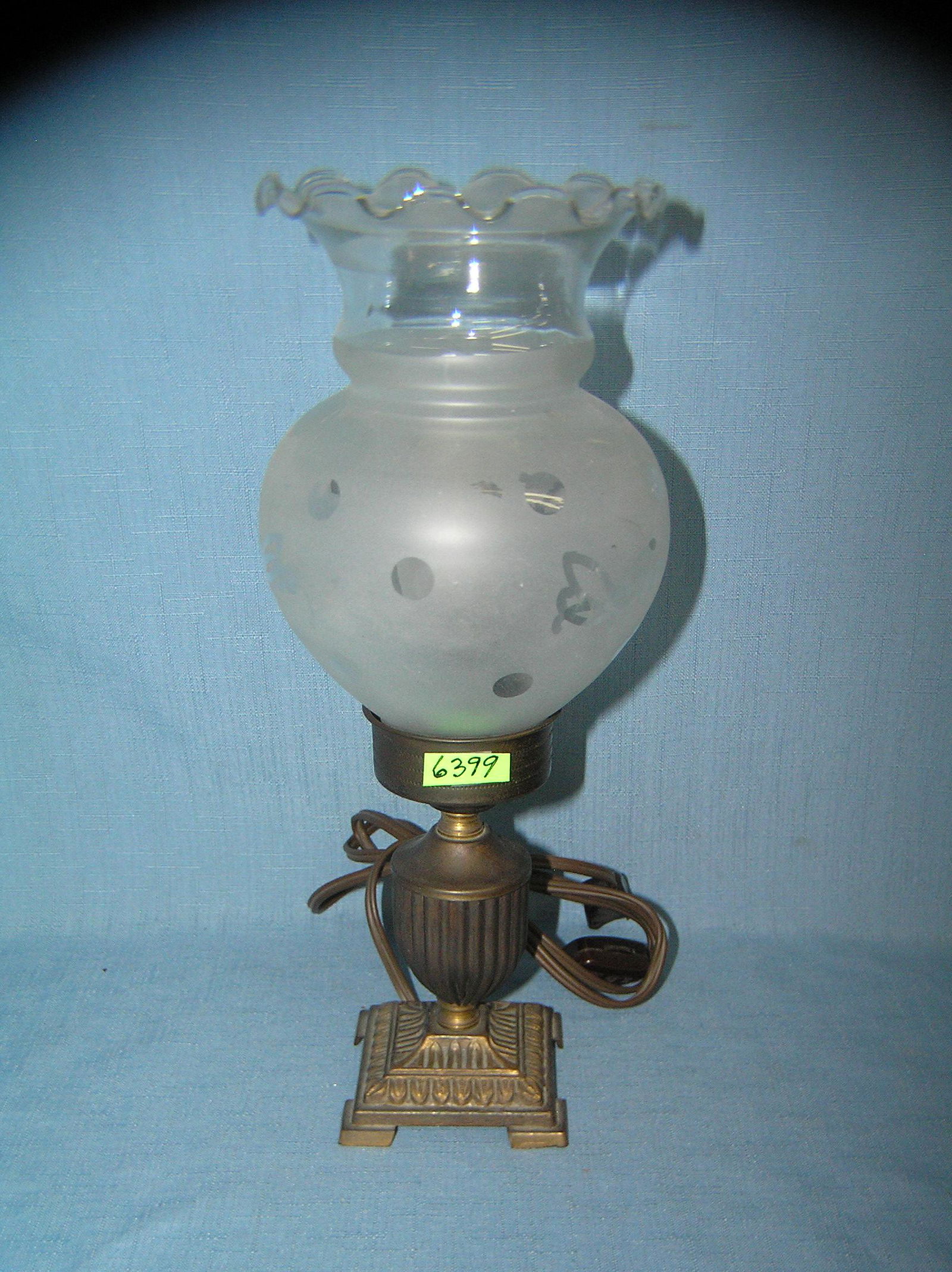 Antique solid brass table lamp with glass globe: Antique solid brass table lamp with glass globe est. value $25.00-$30.00