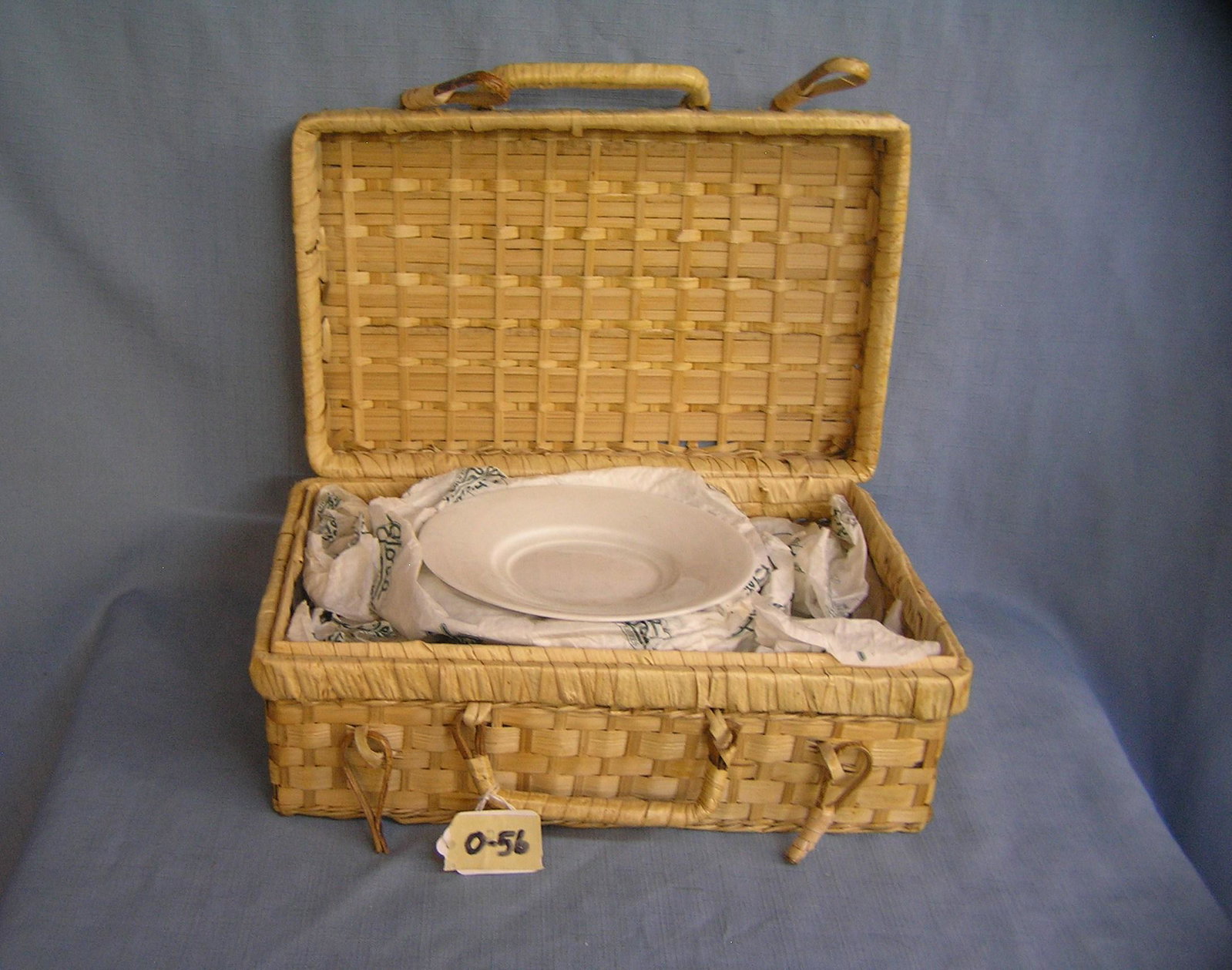 Picnic basket and dish set: Picnic basket and dish set est. value $25.00-$30.00