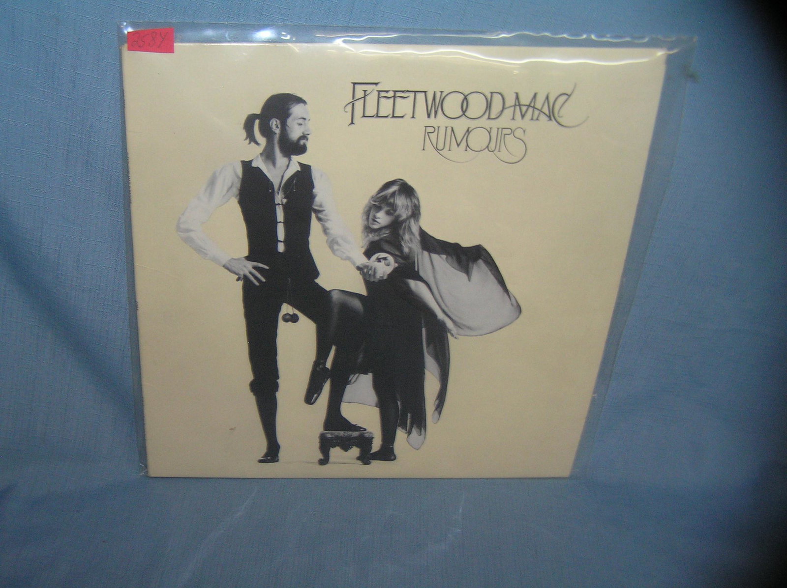 Vintage Fleetwood Mac Rumors record album: Vintage Fleetwood Mac Rumors record album record appears to be excellent to near mint est. value $50.00--$60.00