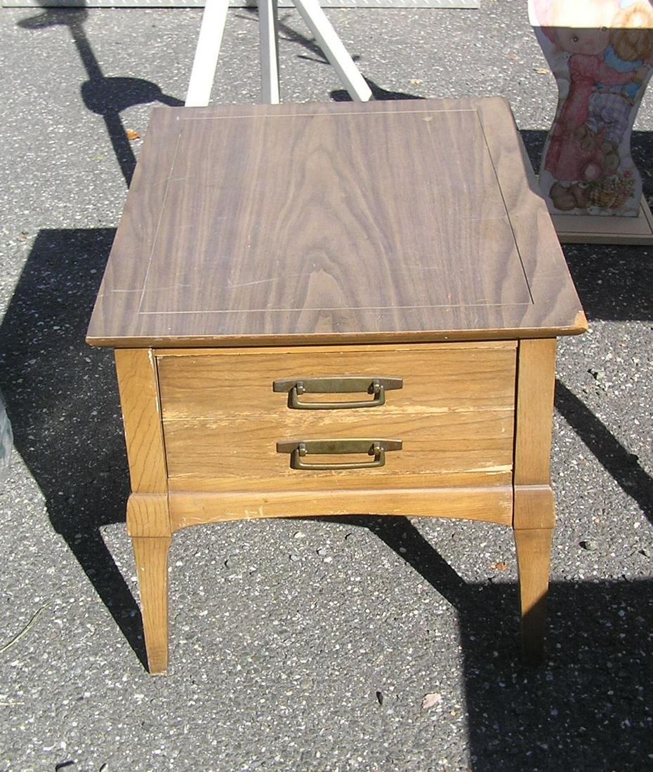Mid Century modern end table circa 1950's: Mid Century modern end table circa 1950's est. value $75.00-$80.00