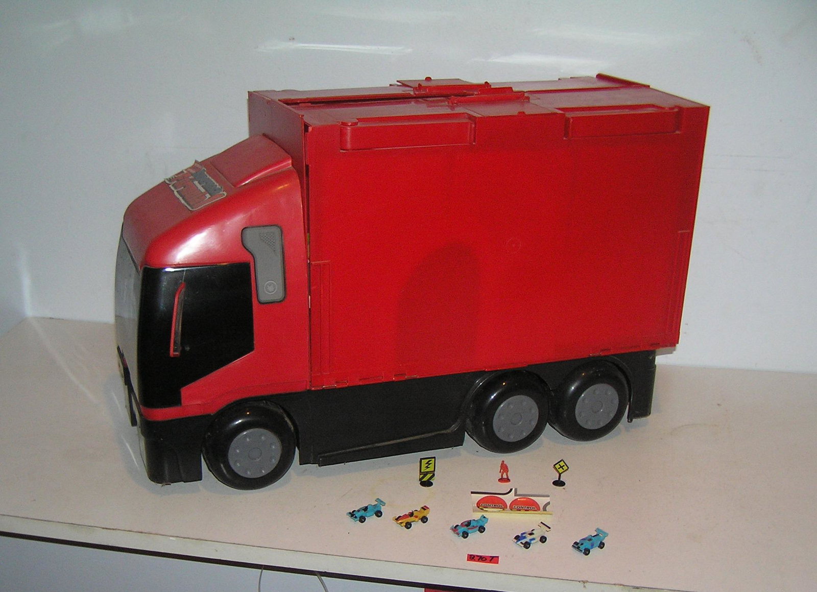 Supermack Formula One collector truck carrying case: Supermack Formula One collector truck carrying case and road race set marked Micro Mundo action micro world collector's case with toy cars and accessories, case opens up to a road race set, see additi