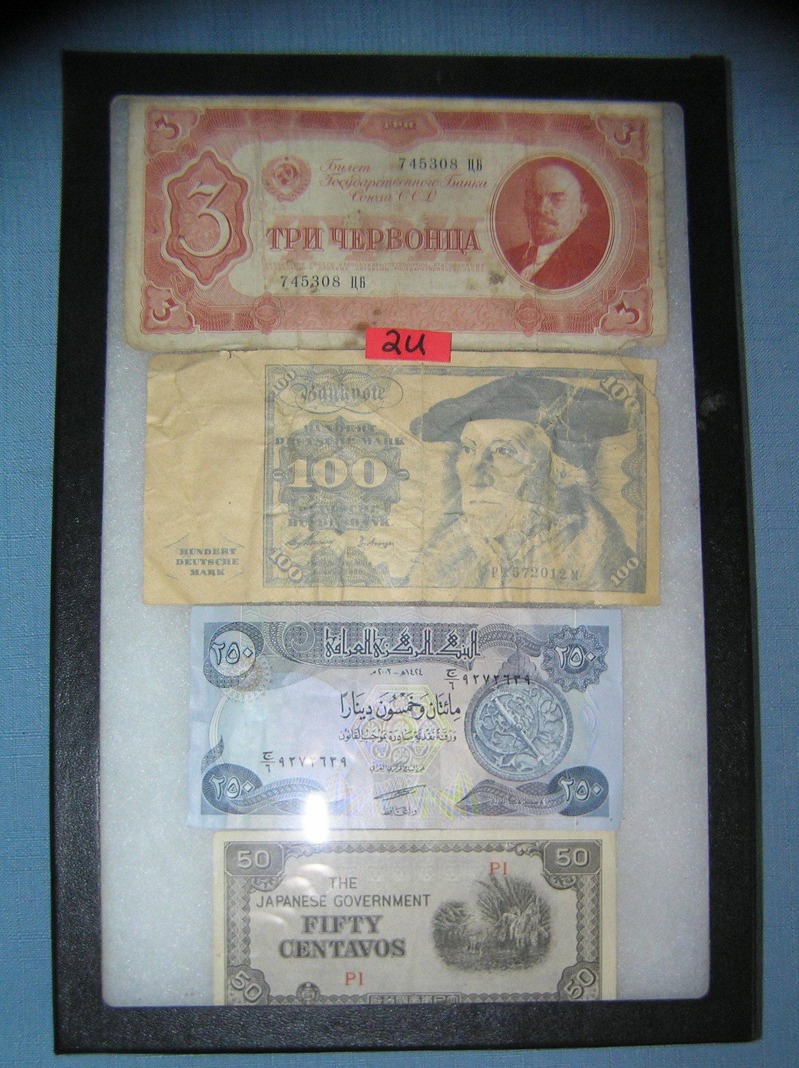 Collection of world currency: Collection of world currency est. value $40.00-$50.00