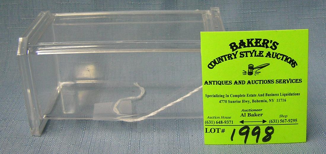 Small Lucite trinket box: Small Lucite trinket box est. value $10.00-$15.00