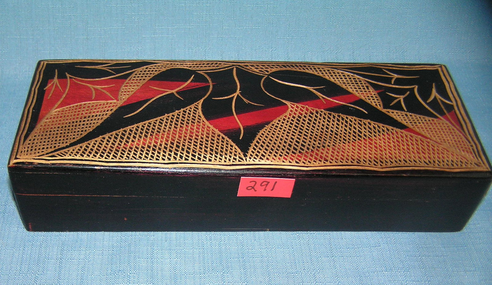 Great hand carved jewelry/trinket box: Great hand carved jewelry/trinket box est. value $40.00-$50.00