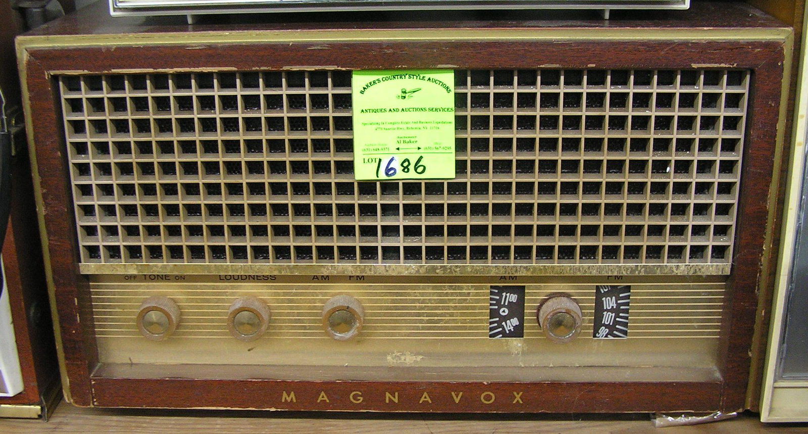Vintage Magnavox table top radio: Vintage Magnavox table top radio est. value $65.00-$75.00