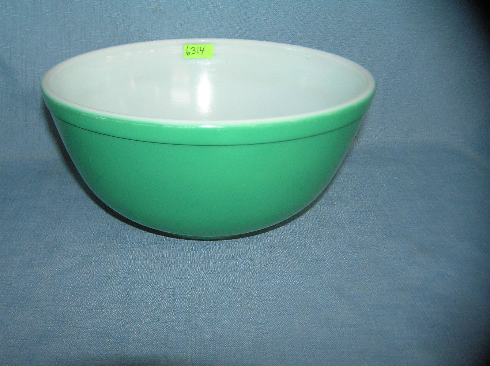 Vintage Pyrex serving bowl: Vintage Pyrex serving bowl est. value $40.00-$45.00