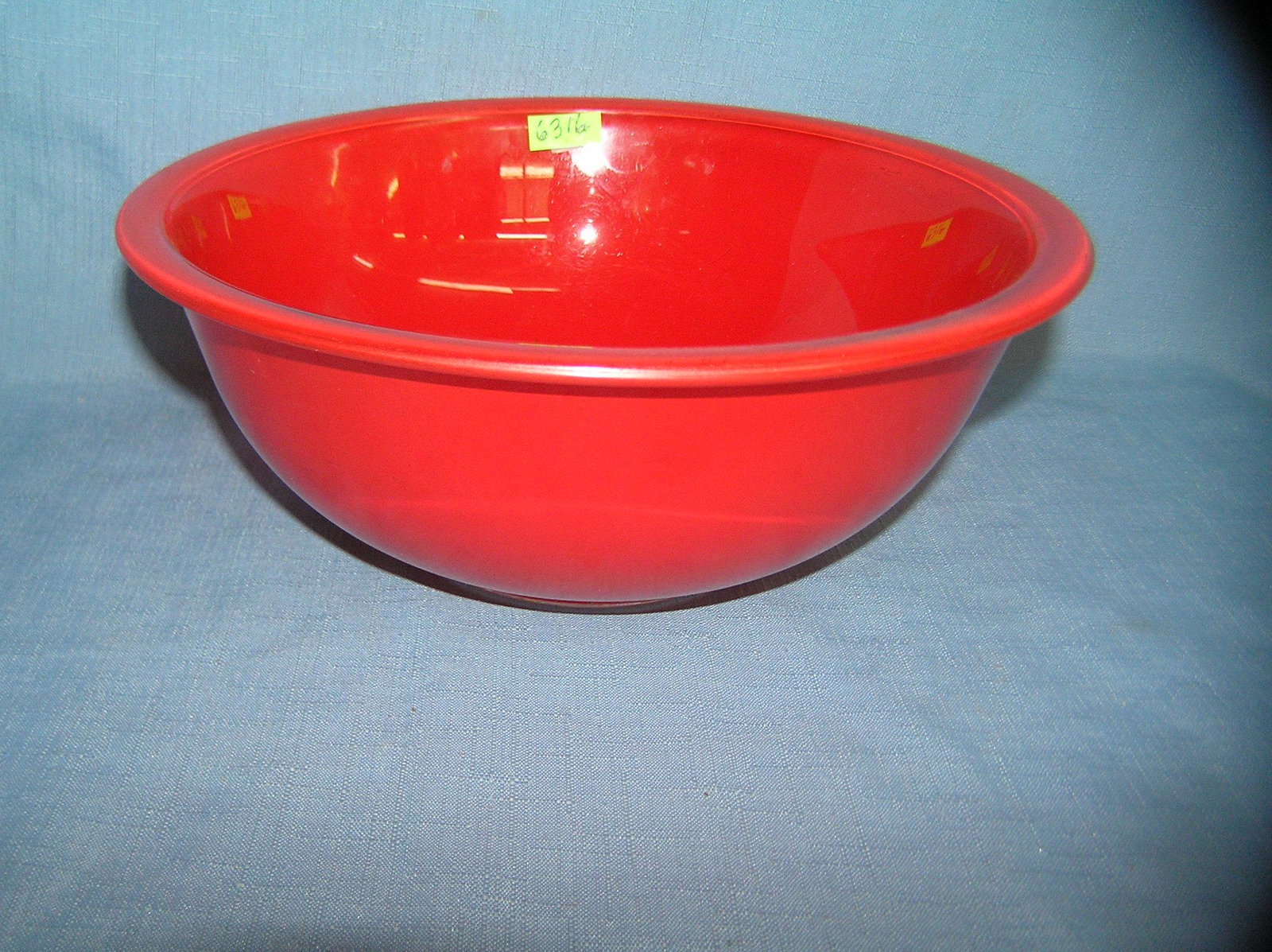 Vintage Pyrex serving bowl: Vintage Pyrex serving bowl est. value $40.00-$45.00