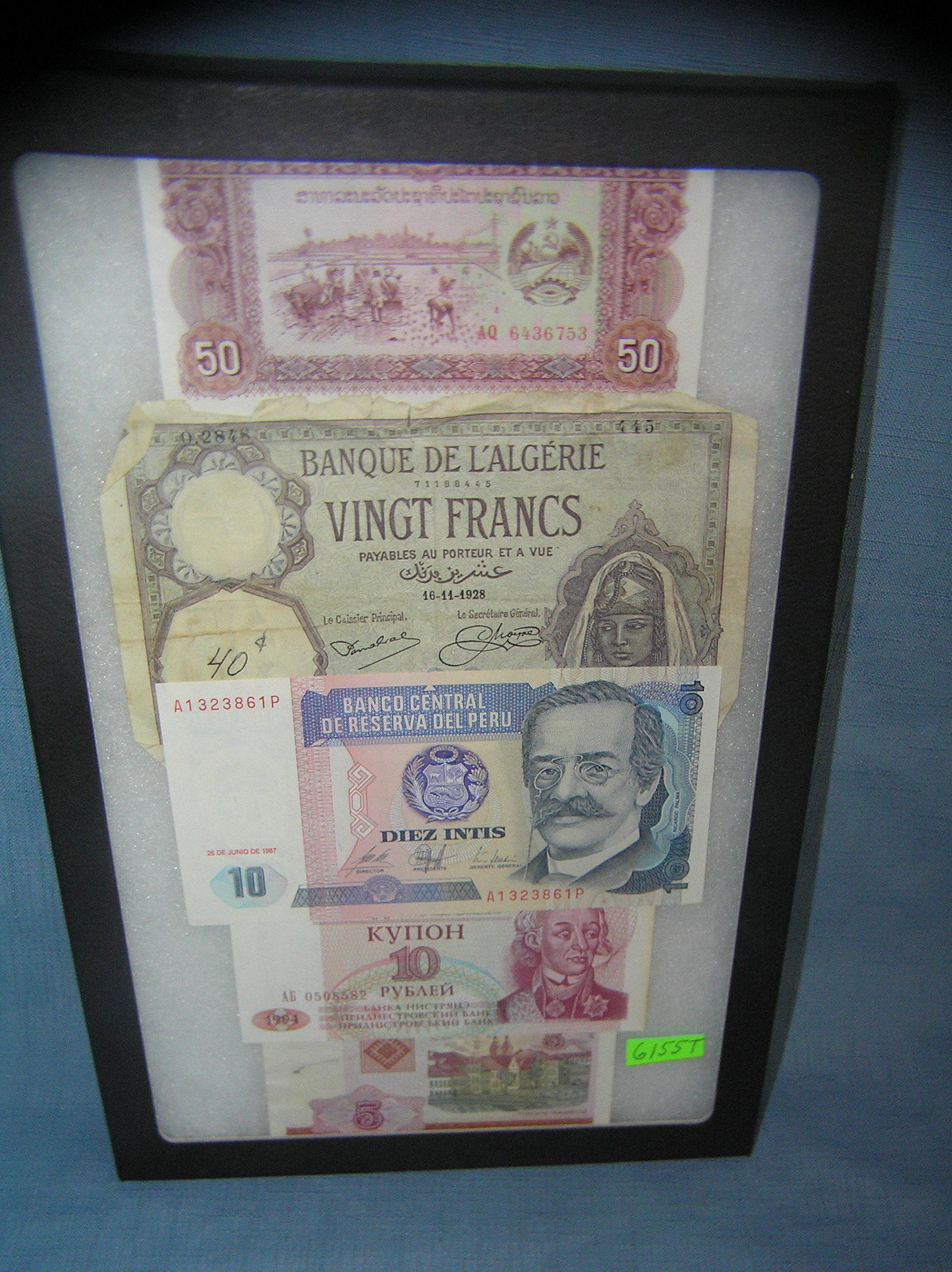 Group of vintage world currency: Group of vintage world currency est. value $30.00-$40.00