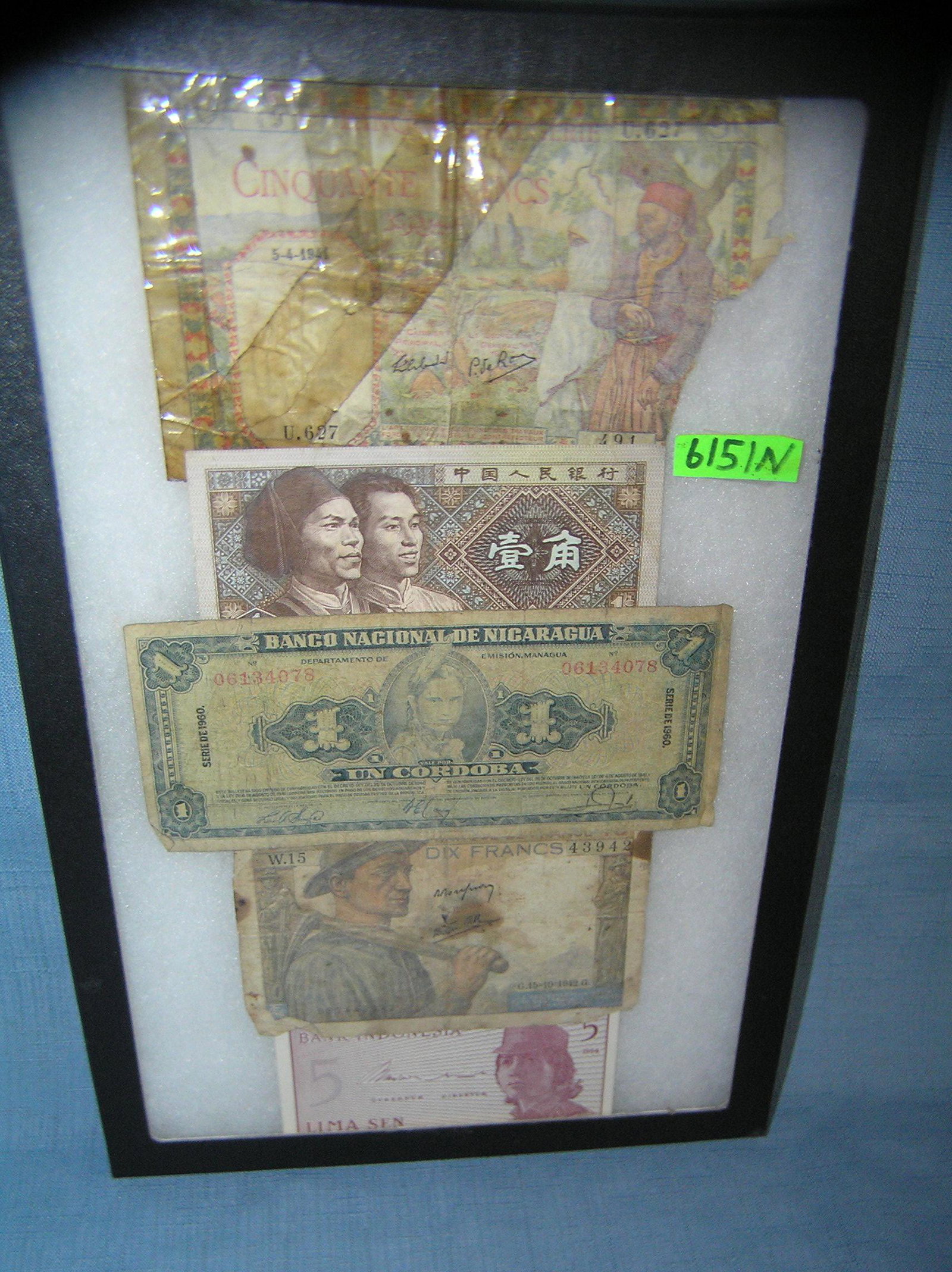 Group of vintage world currency: Group of vintage world currency est. value $30.00-$40.00