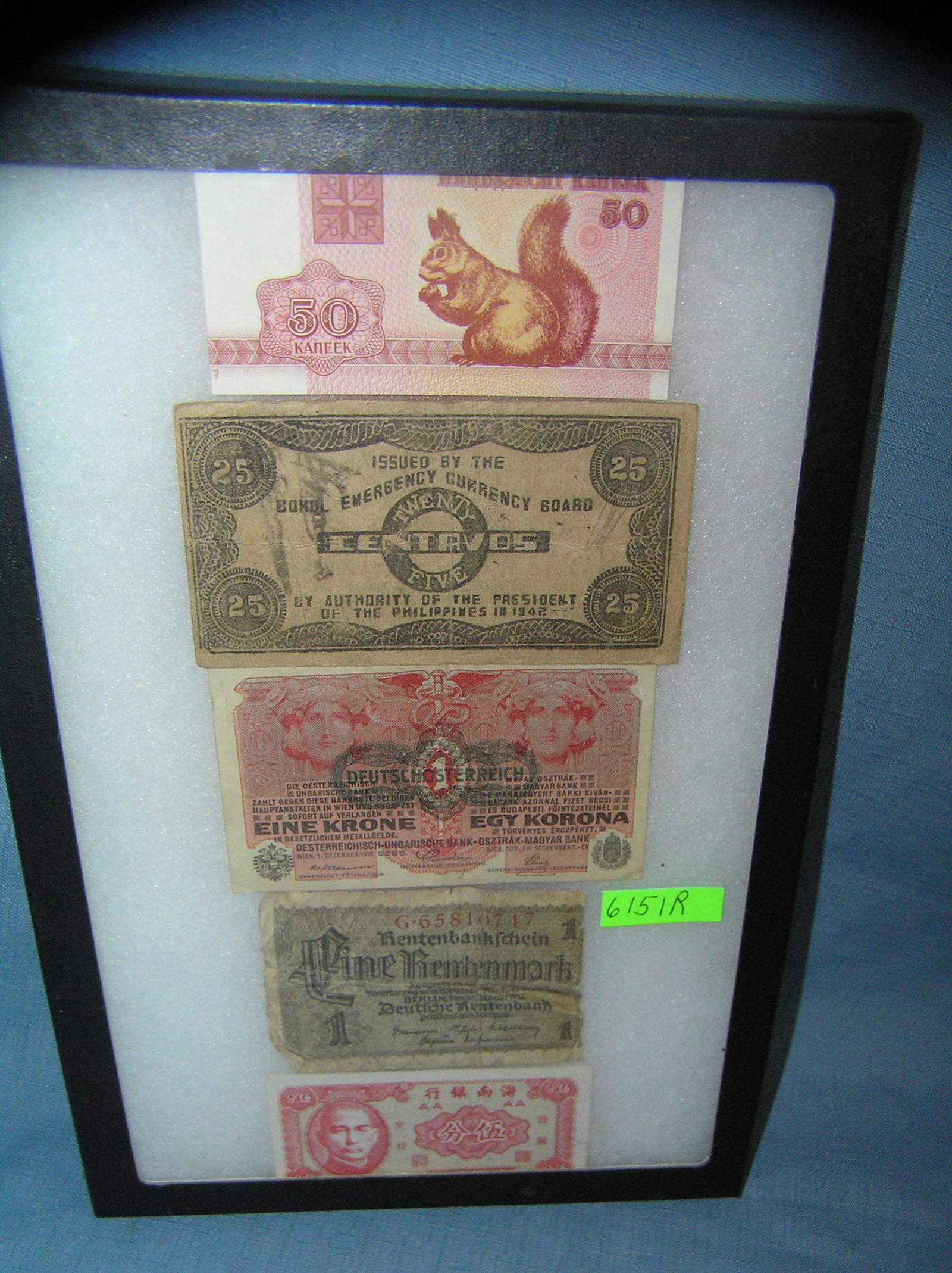 Group of vintage world currency: Group of vintage world currency est. value $30.00-$40.00