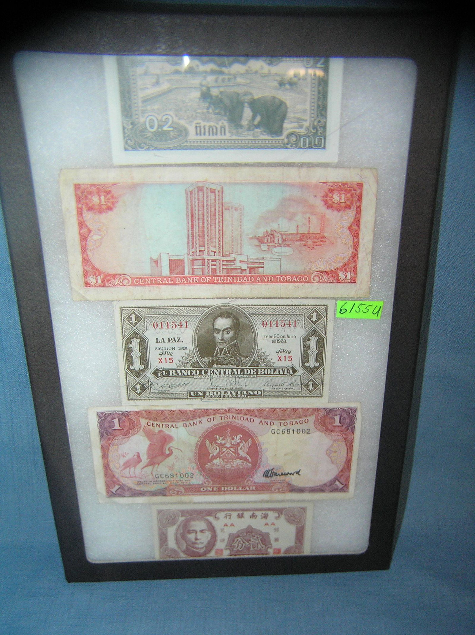 Group of vintage world currency: Group of vintage world currency est. value $30.00-$40.00