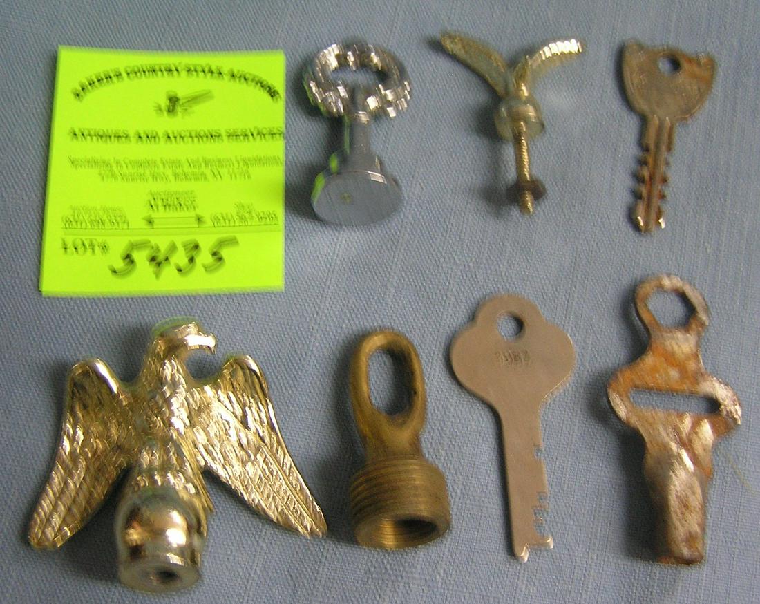 Group of vintage finials and keys: Group of vintage finials and keys est. value $25.00-$30.00