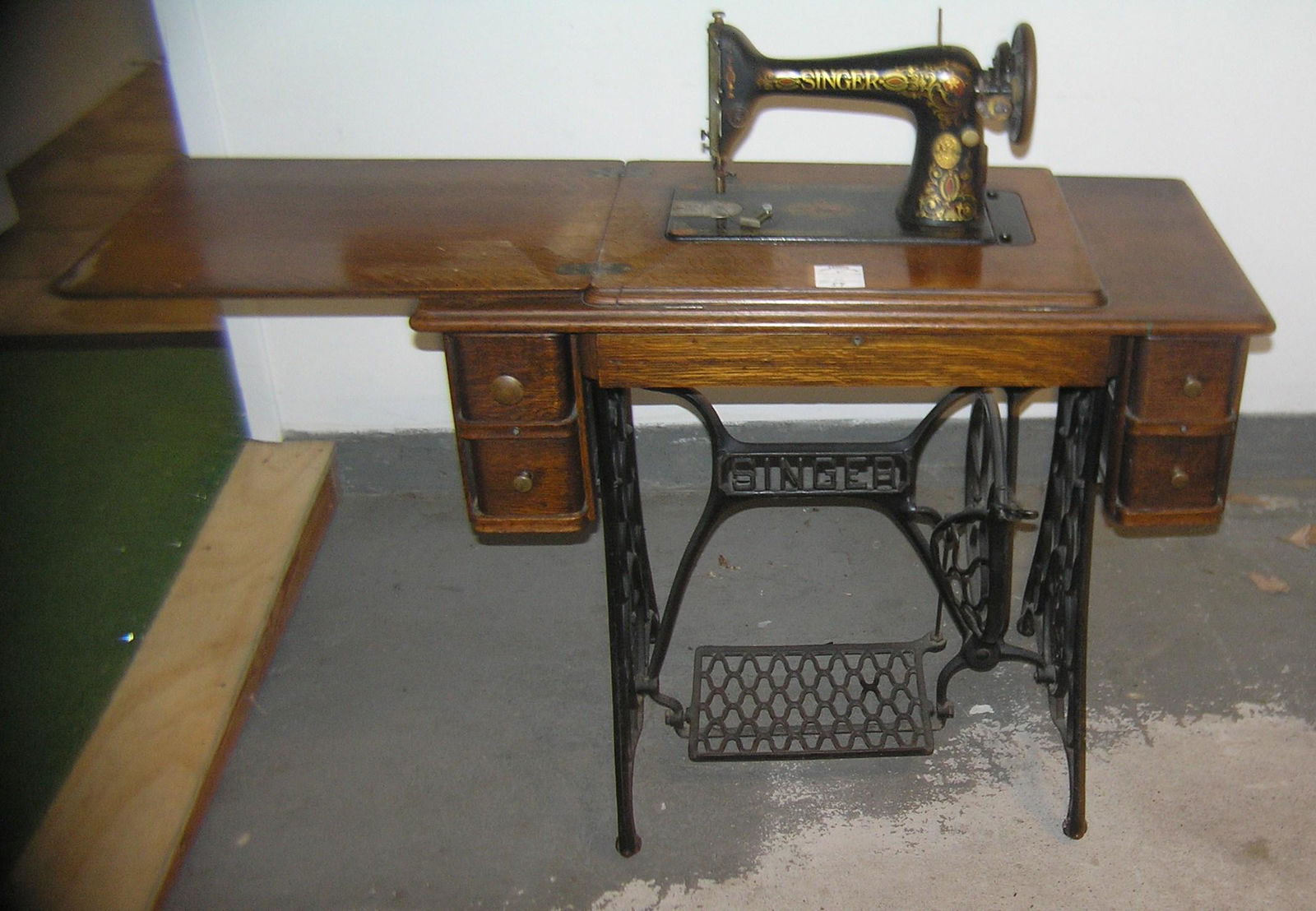 Antique Singer sewing machine with solid oak cabinet: Antique Singer sewing machine with solid oak cabinet and accessories dated 1903 est. value $325.00-375.00