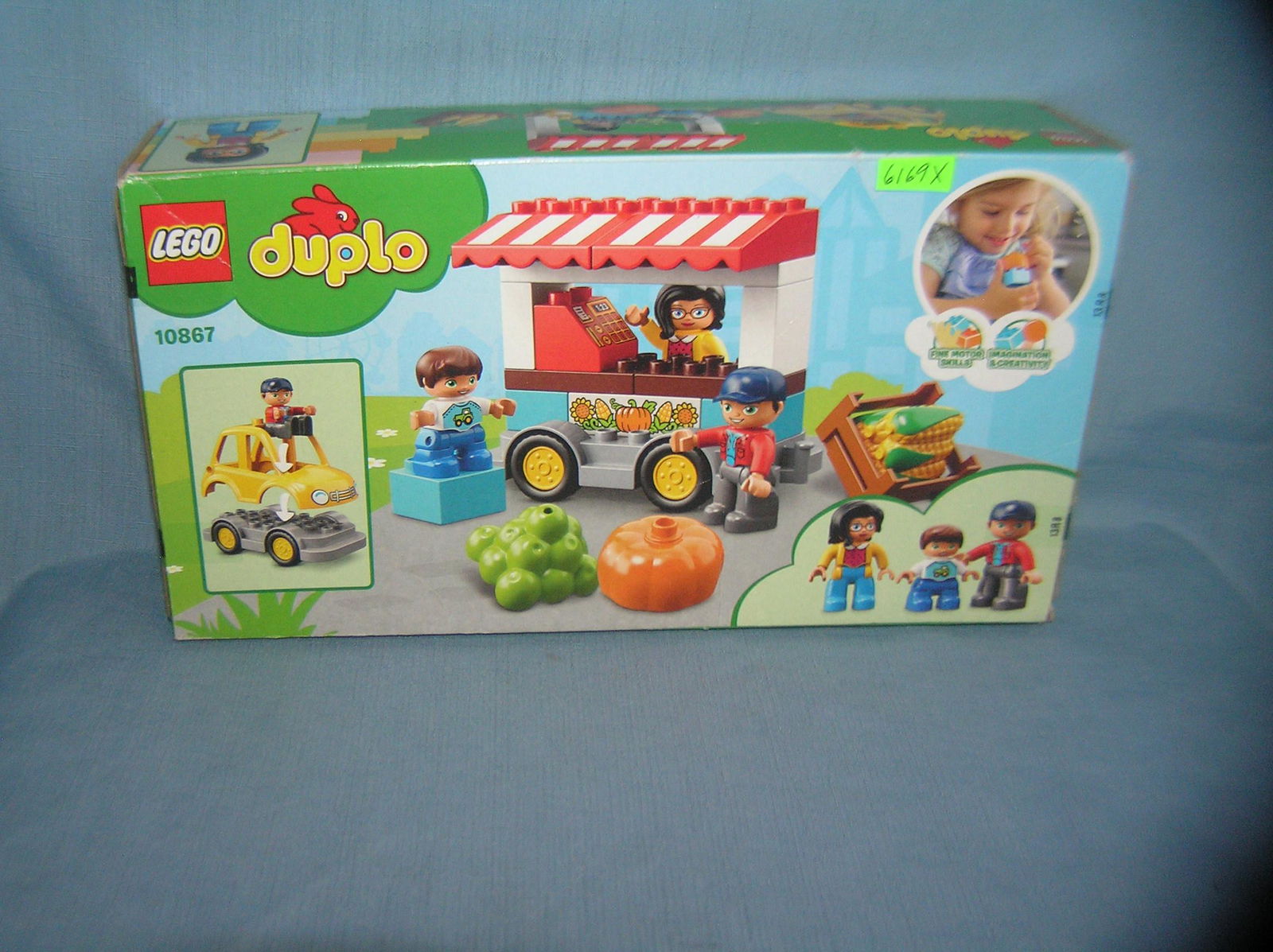Lego play set mint in original box: Lego play set mint in original box est. value $40.00-$45.00