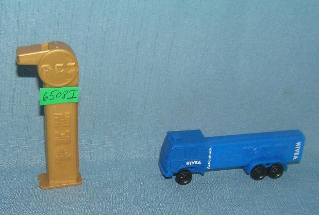 Pair of vintage PEZ Candy container: Pair of vintage PEZ Candy container est. value $25.00-$30.00