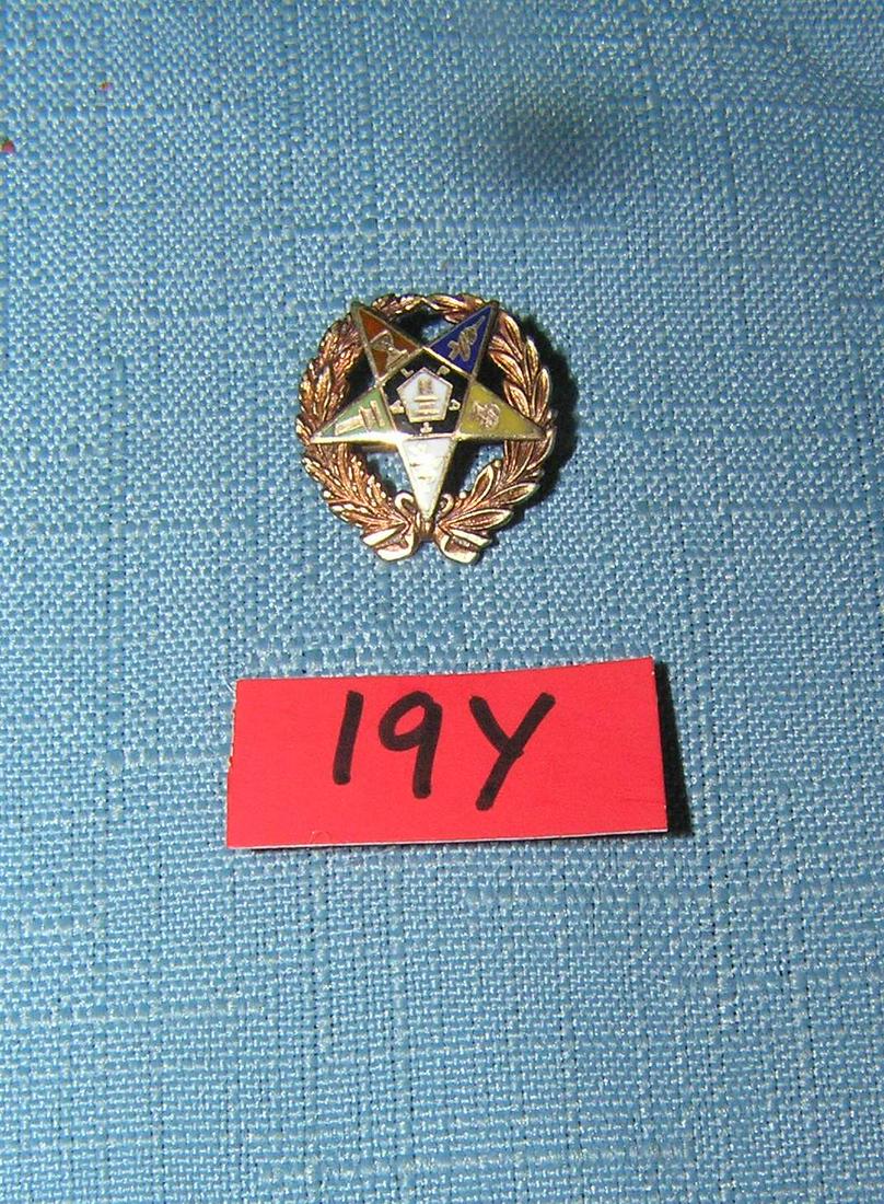 Masonic Order of the Eastern star and wreath pin: 10K gold and enameled 5 point Masonic Order of the Eastern star and wreath pin est. value $100.00-$125.00