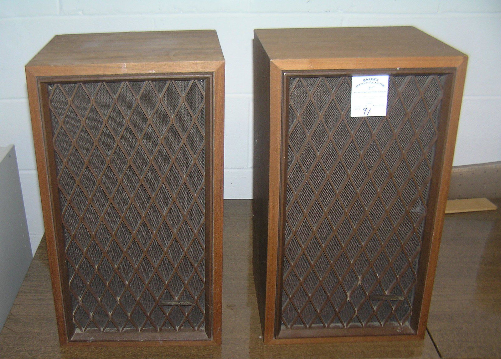 Pair of vintage stereo speakers: Pair of vintage stereo speakers est. value $75.00-100.00