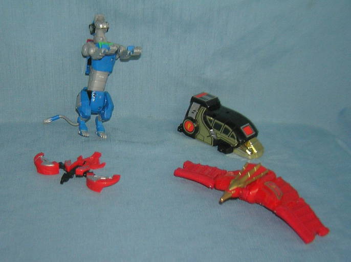 Pair of vintage transformer toys (6157Y) on Dec 23, 2021 Baker's