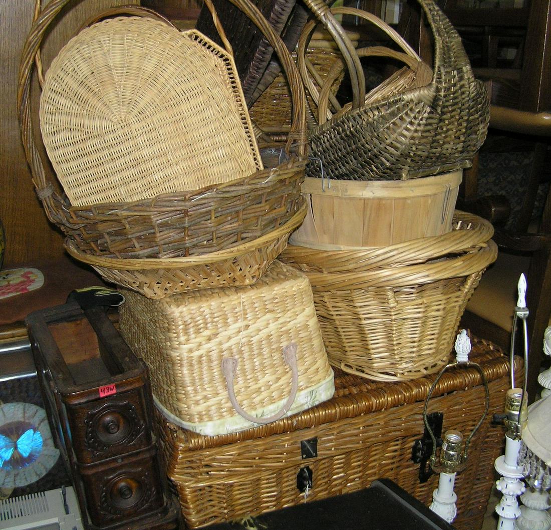 Large group of antique and vintage baskets 25 pieces: Large group of antique and vintage baskets 25 pieces customer to arrange pickup or shipping est. value $150.00-$200.00