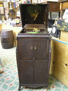 Antique RCA victor phonograph with gold trim: Antique RCA victor phonograph with gold trim est. value $500.00-$600.00