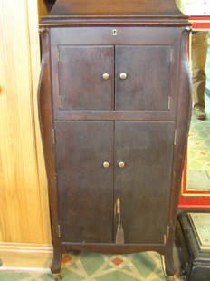 Antique RCA victor phonograph: Antique RCA victor phonograph est. value $400.00-$500.00