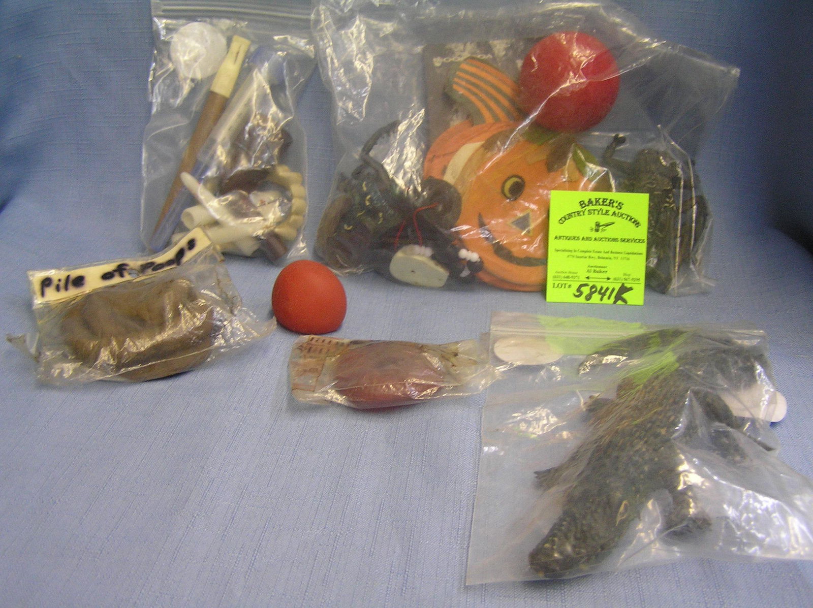 Vintage Halloween decorations and novelties: Large group of vintage Halloween decorations and novelties est. value $50.00-$60.00