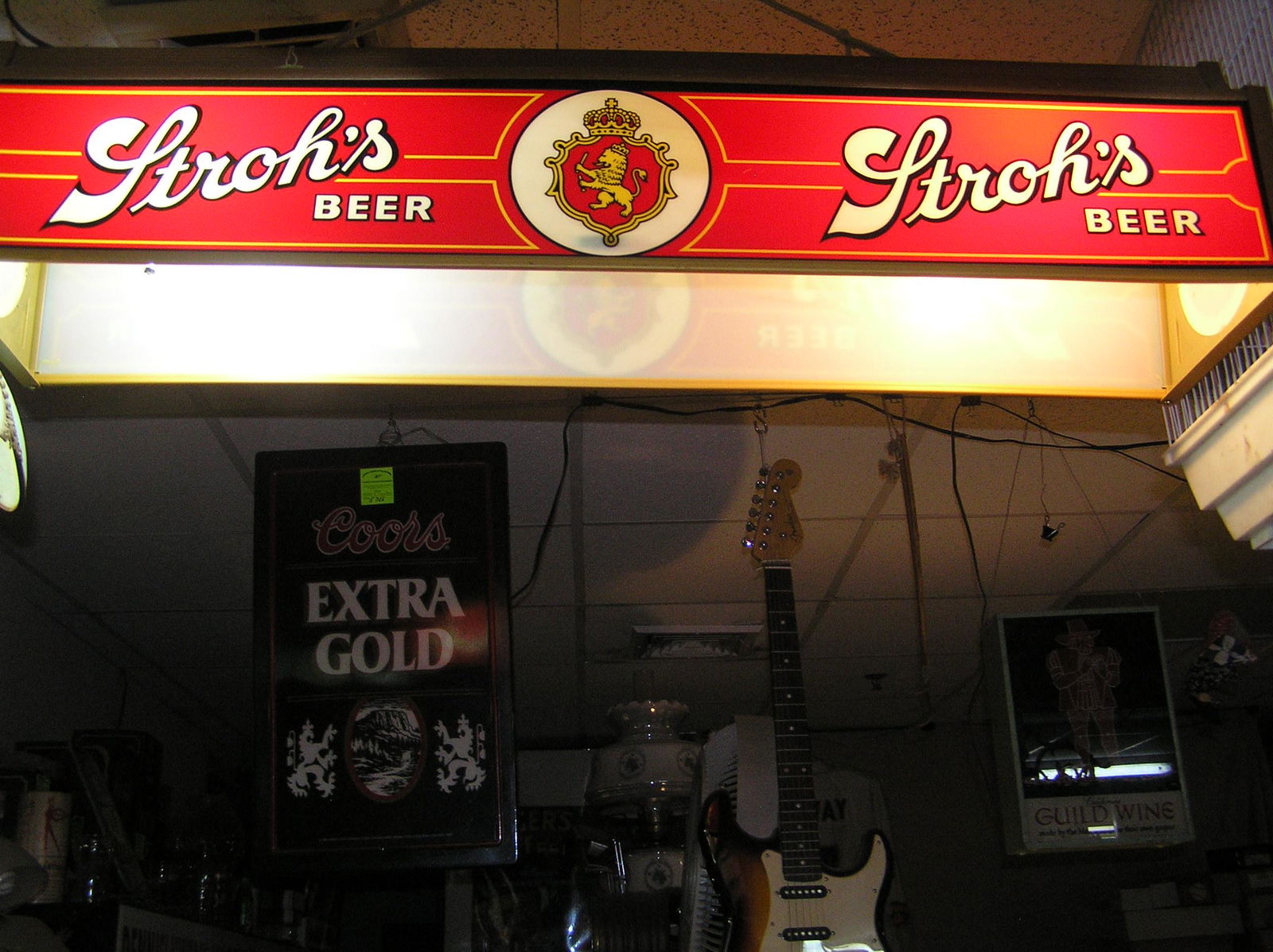 Stroh's Beer illuminated beer light great for display over pool table or bar: Stroh's Beer illuminated beer light great for display over pool table or bar est. value $300.00-$400.00