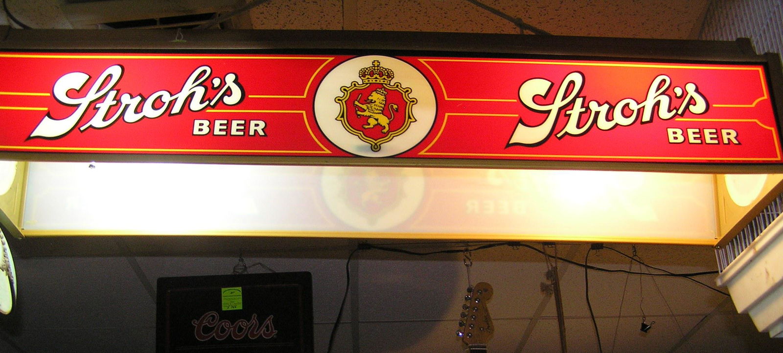 Stroh's Beer illuminated beer light great for display over pool table or bar: Stroh's Beer illuminated beer light great for display over pool table or bar est. value $300.00-$400.00
