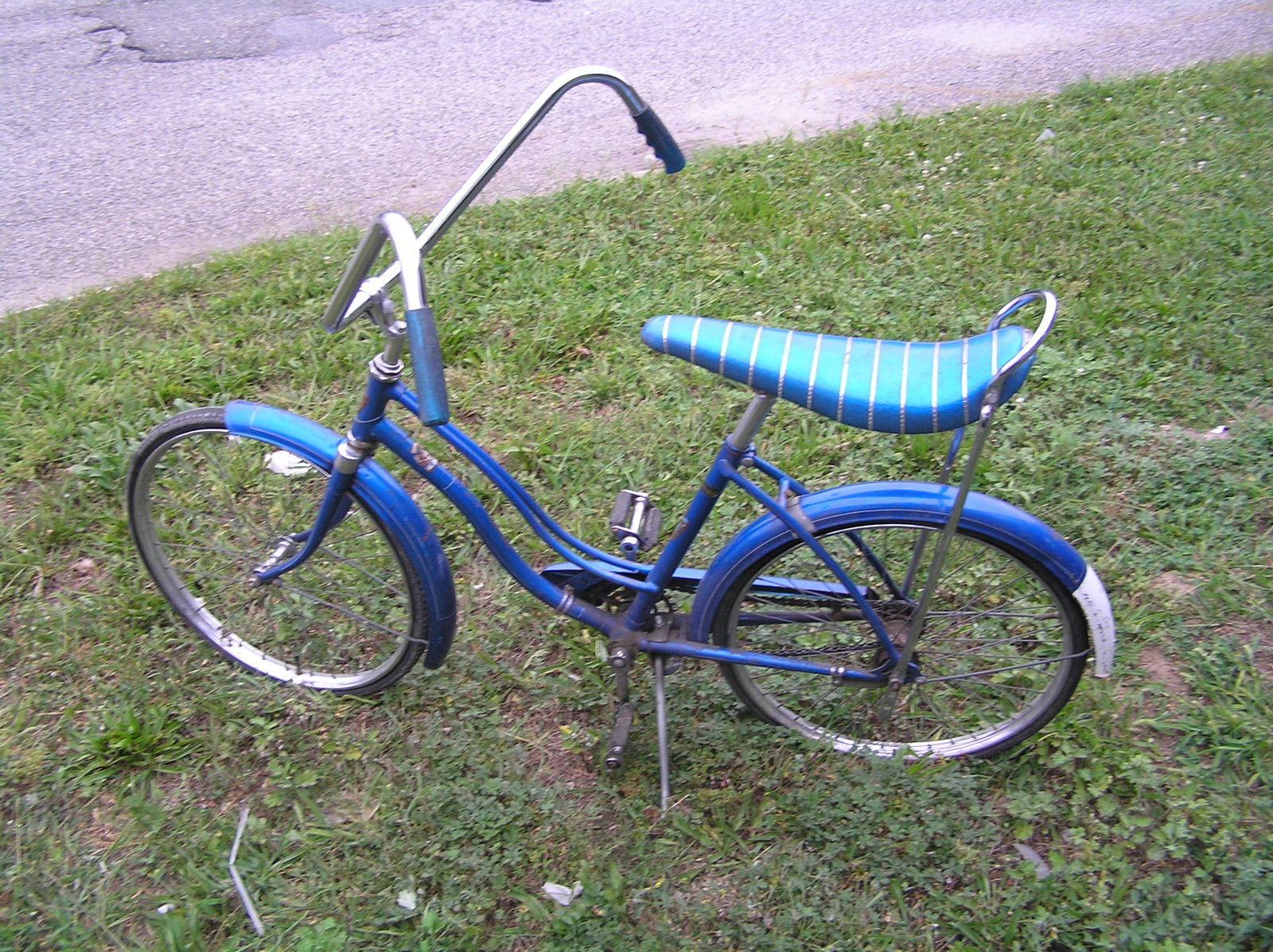 Vintage English Schwinn type bike with banana seat: Vintage English Schwinn type bike with banana seat marked Dunelf Mfg. Company , customer to arrange pick up or delivery of this item est. value $325.00-$350.00