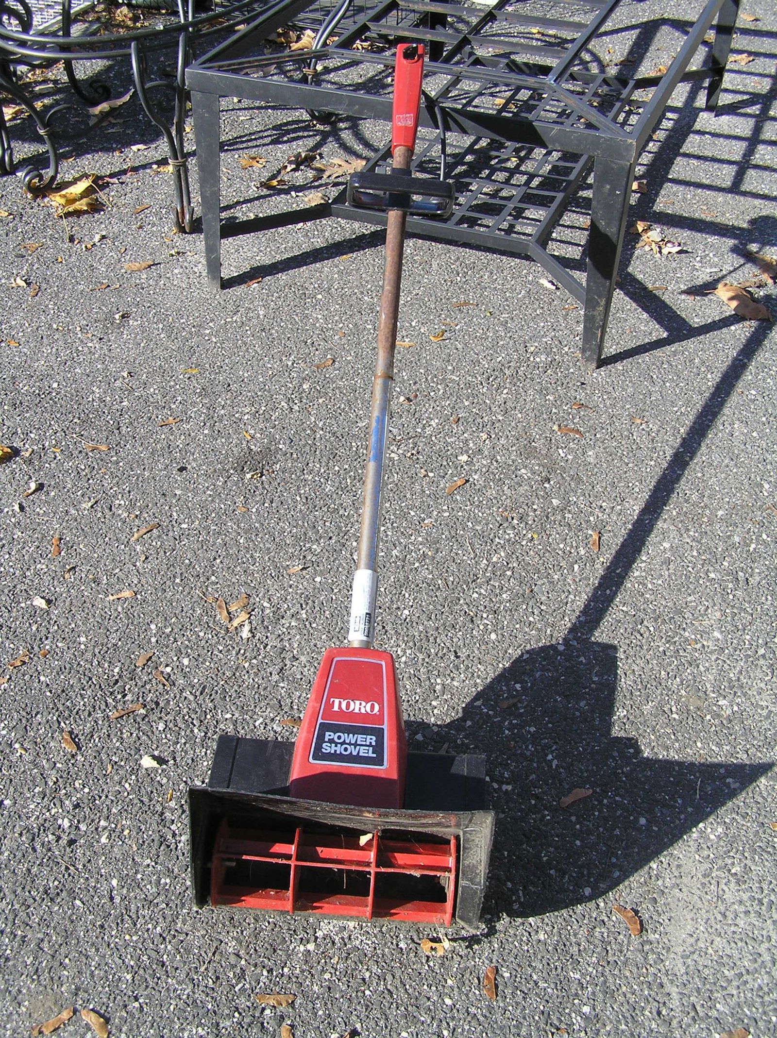 Toro power shovel electric snow blower: Toro power shovel electric snow blower customer to arrange pick up or shipping of this item est. value $80.00-$100.00