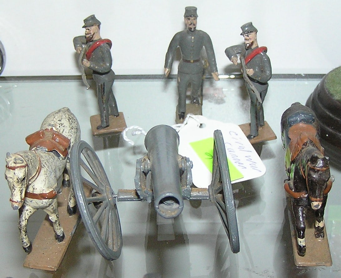 Six piece Civil War soldier, cannon & horse set: Six piece Civil War soldier, cannon and horse set, confederate soldiers made in France est. value $150.00-$200.00