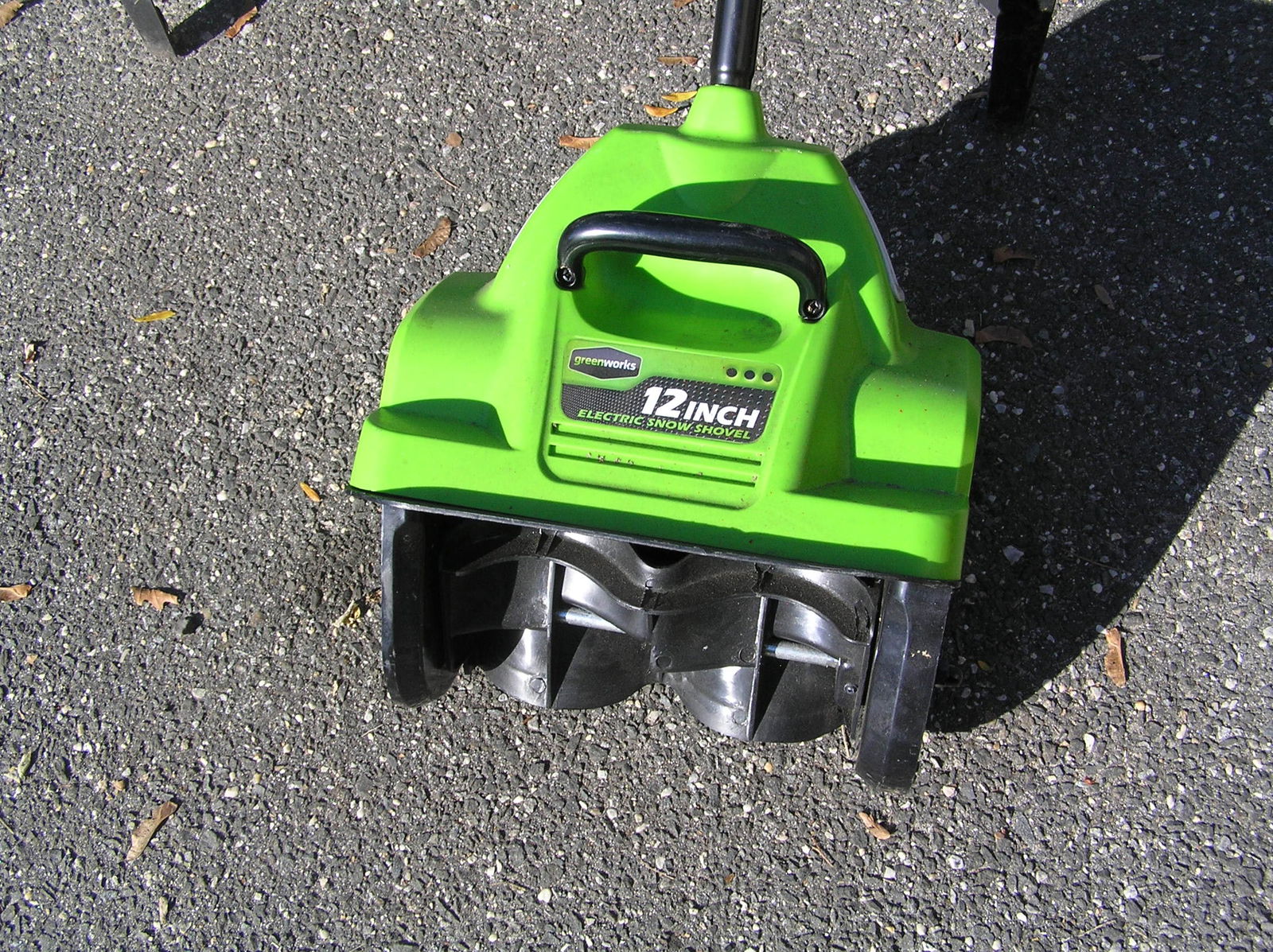Greenworks 12 inch electric snow blower, like new: Greenworks 12 inch electric snow blower, like new customer to arrange pick up or shipping of this item est. value $175.00-$200.00