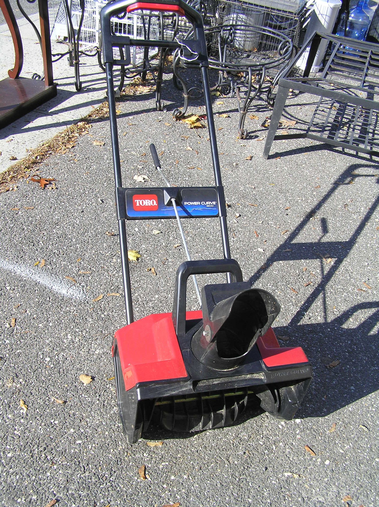 Toro Power Curve 1800 electric snow blower like new: Toro Power Curve 1800 electric snow blower, like new customer to arrange pick up or shipping of this item est. value $200.00-$300.00