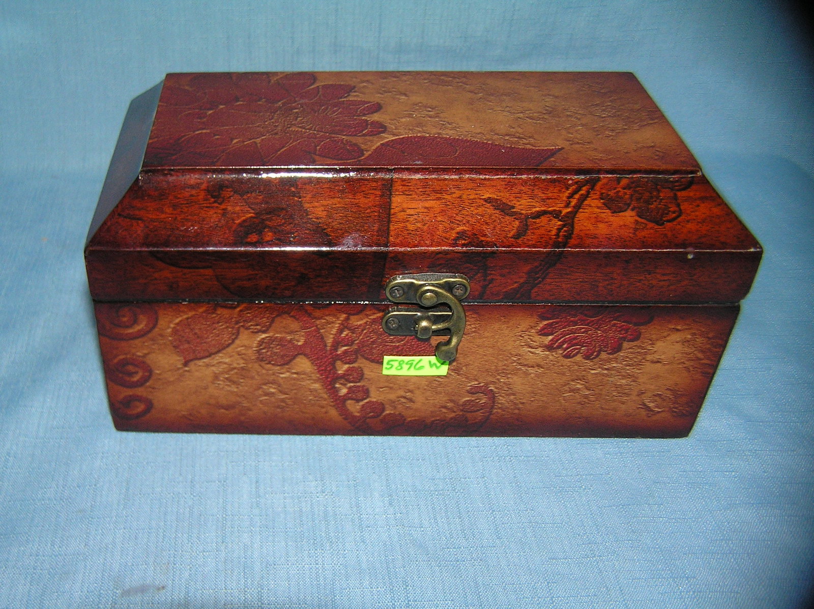 Quality decorated jewelry/trinket box: Quality decorated jewelry/trinket box est. value $65.00-$75.00