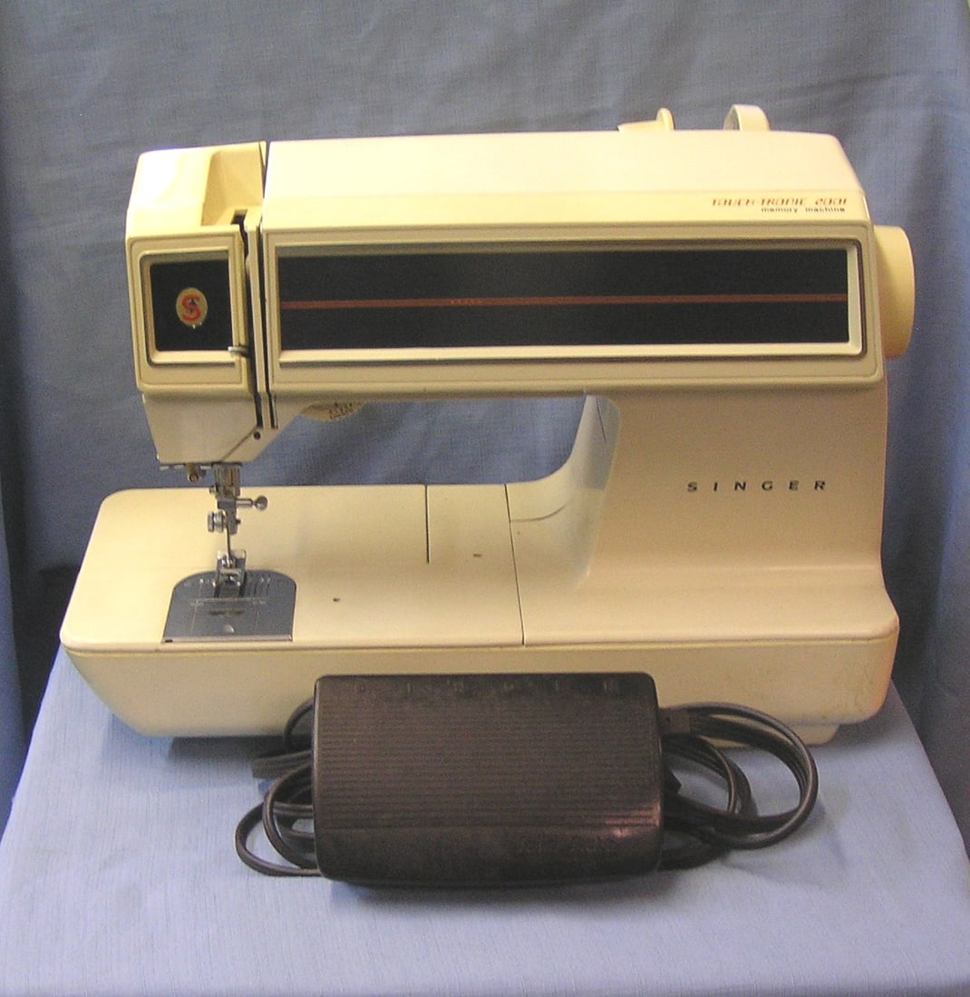 Singer Touch-Tronic 2001 memory machine: High quality Singer Touch-Tronic 2001 memory machine est. value $200.00-$225.00